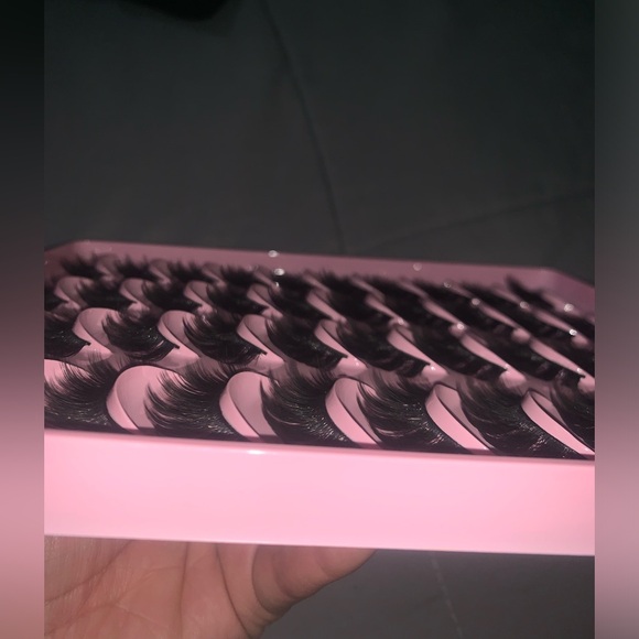 Lashes - Picture 4 of 6